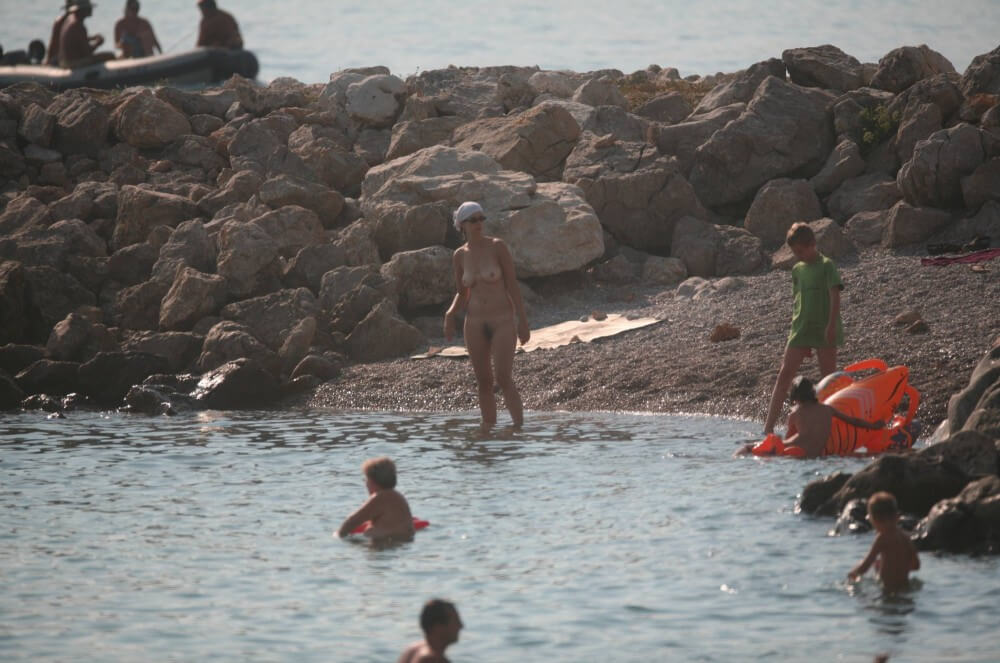 [NwDL] FKK cove pyramid in waters