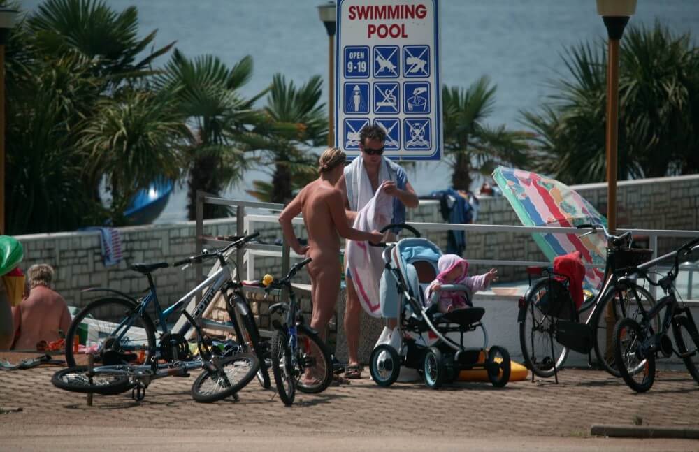 [NwDL] Poolside Camp Gathering pics