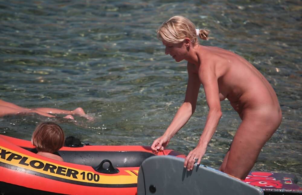 [NwDL] Red Boating for Two Nudists pics