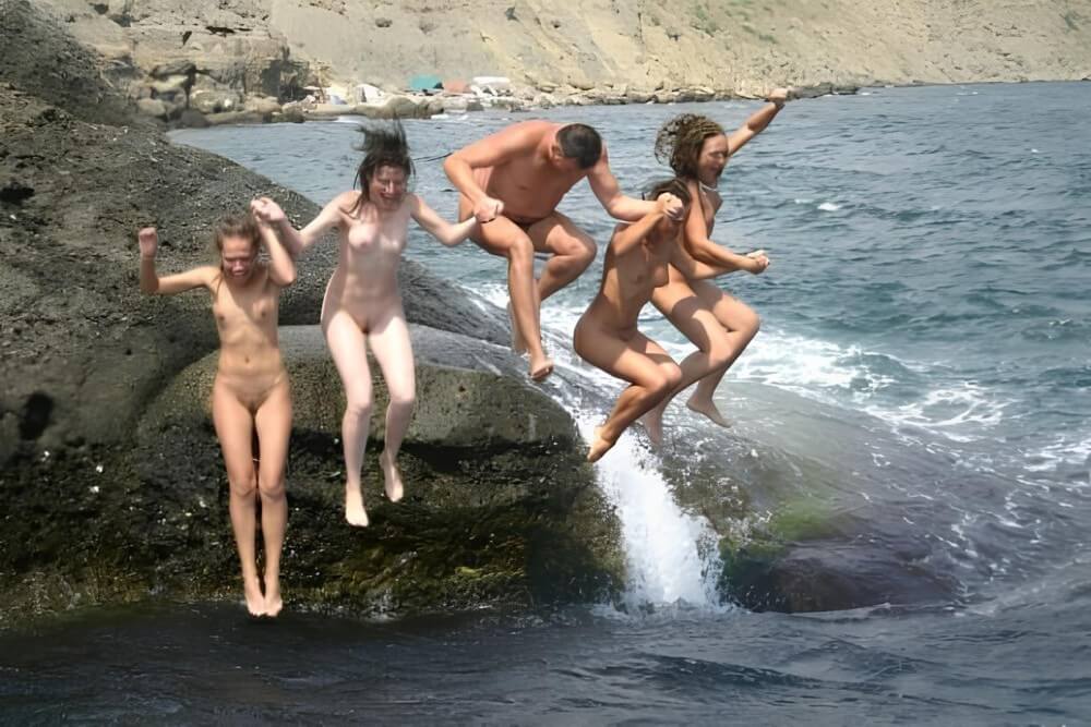 [NwDL] Mens and girls nudists on a beach
