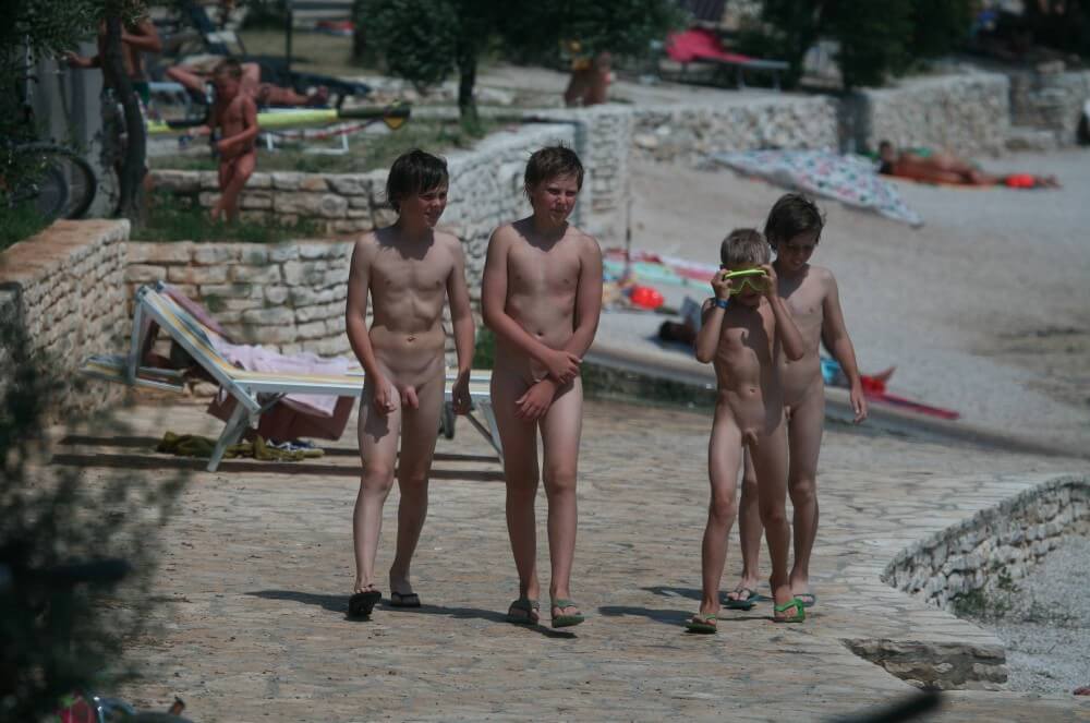 [NwDL] Shore walking nude