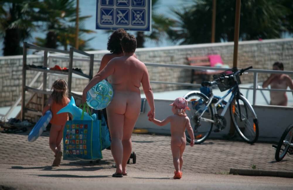 [NwDL] Pool Outskirt Nude Guests pics