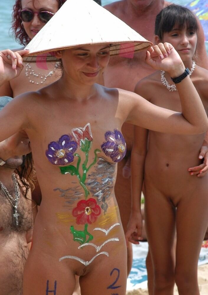 [NwDL] Nudist gathering on the beach video