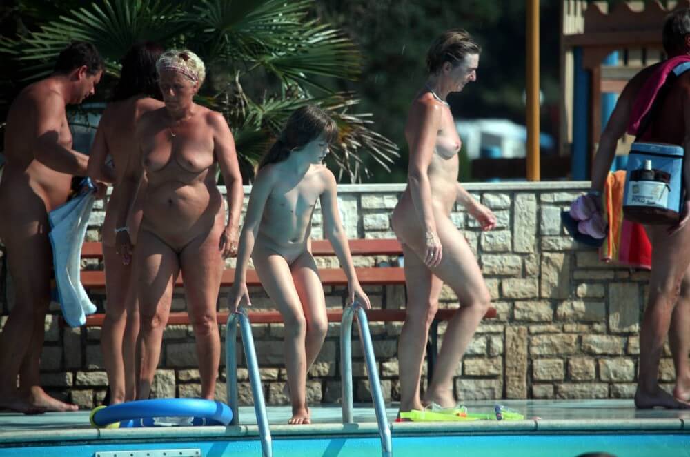 [NwDL] Naturist Pool Cleaning-Up pics