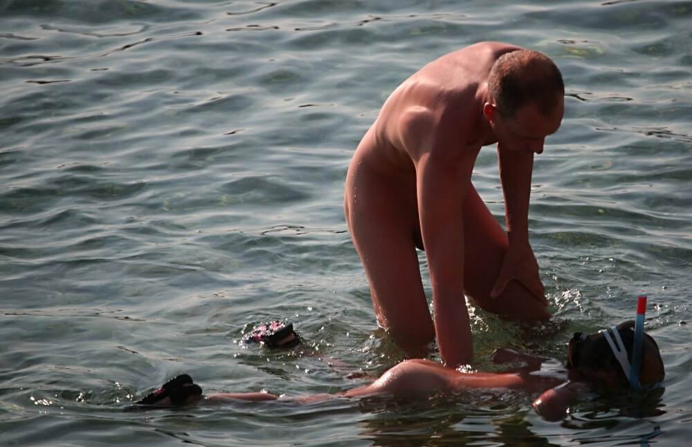 [NwDL] Father Floats His Daughter pics