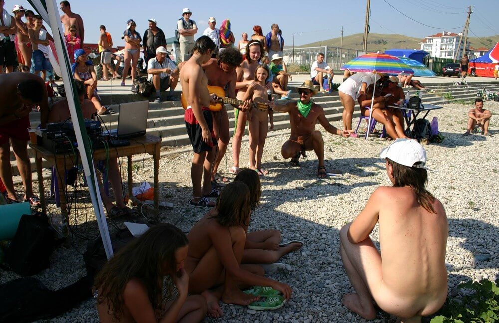 [NwDL] Nude Party By The Steps pics