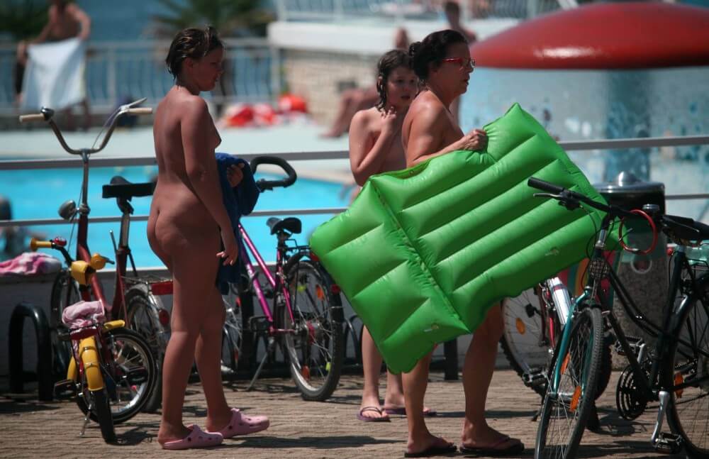 [NwDL] Outdoor Pool Sideliners pics