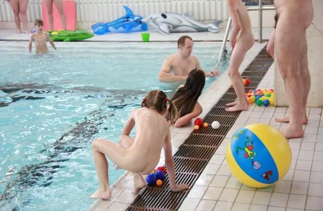 [NwDL] Nude family in the pool photos